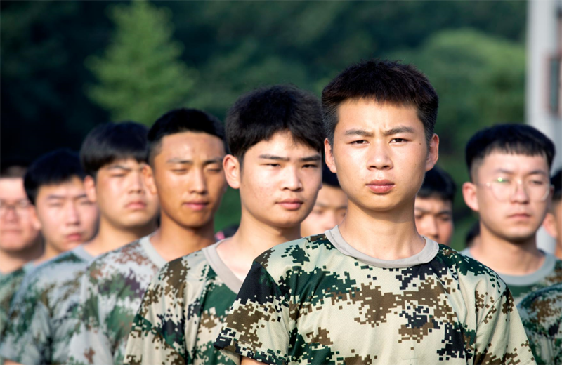 2021年7月6日，尊龙凯时北京集团百名应届大学生褪下便服换上军装，在训练场上接受为期2天的军训，享受入职前的第一份美好记忆。